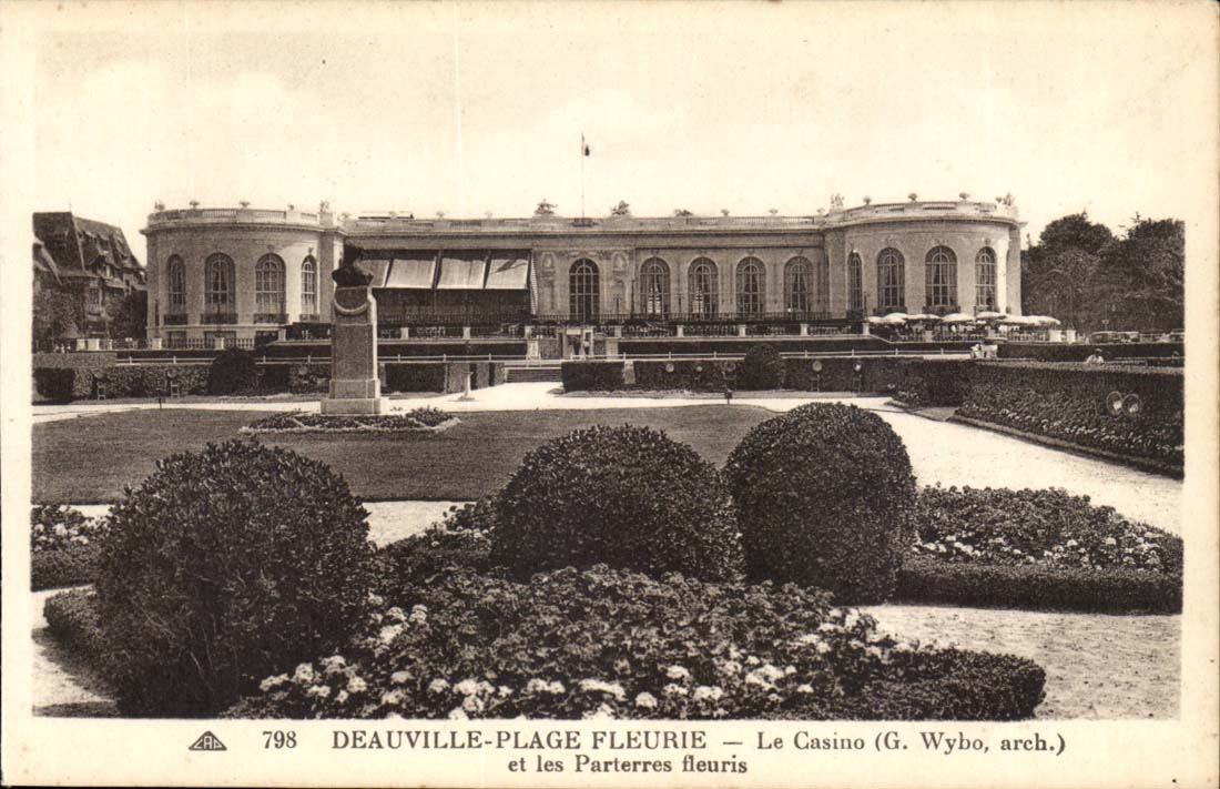 Deauville-Plage Fleurie — Le Casino (G. Wybo, arch.) et les Parterres fleuris