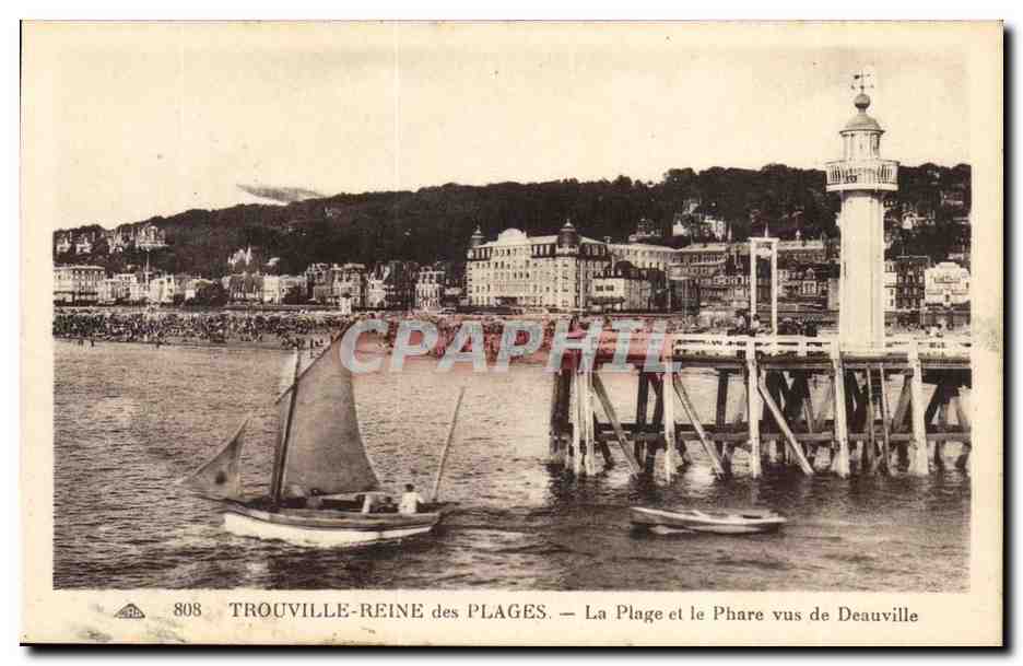 Trouville Reine des plages CPA La plage et le phare vus de Deauville