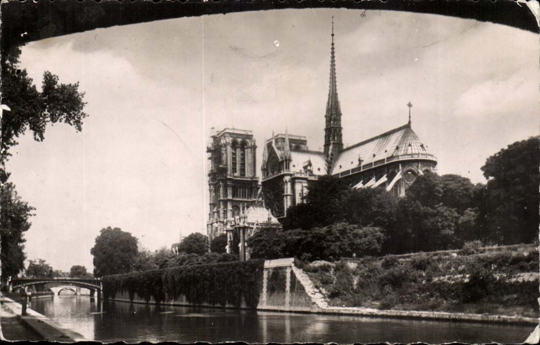 Notre-Dame de Paris — View from the Seine — Éditions du Globe, n°109