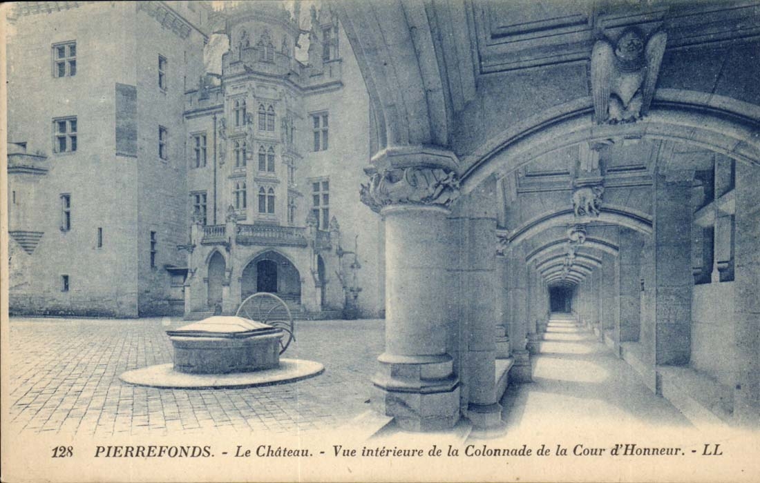 PierreFonds - Le Château - Vue intérieure de la Colonnade de la Cour d'Honneur - LL