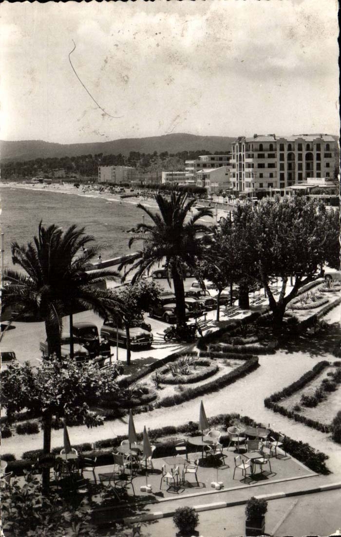 Le Lavandou CPA Les jardins et la promenade