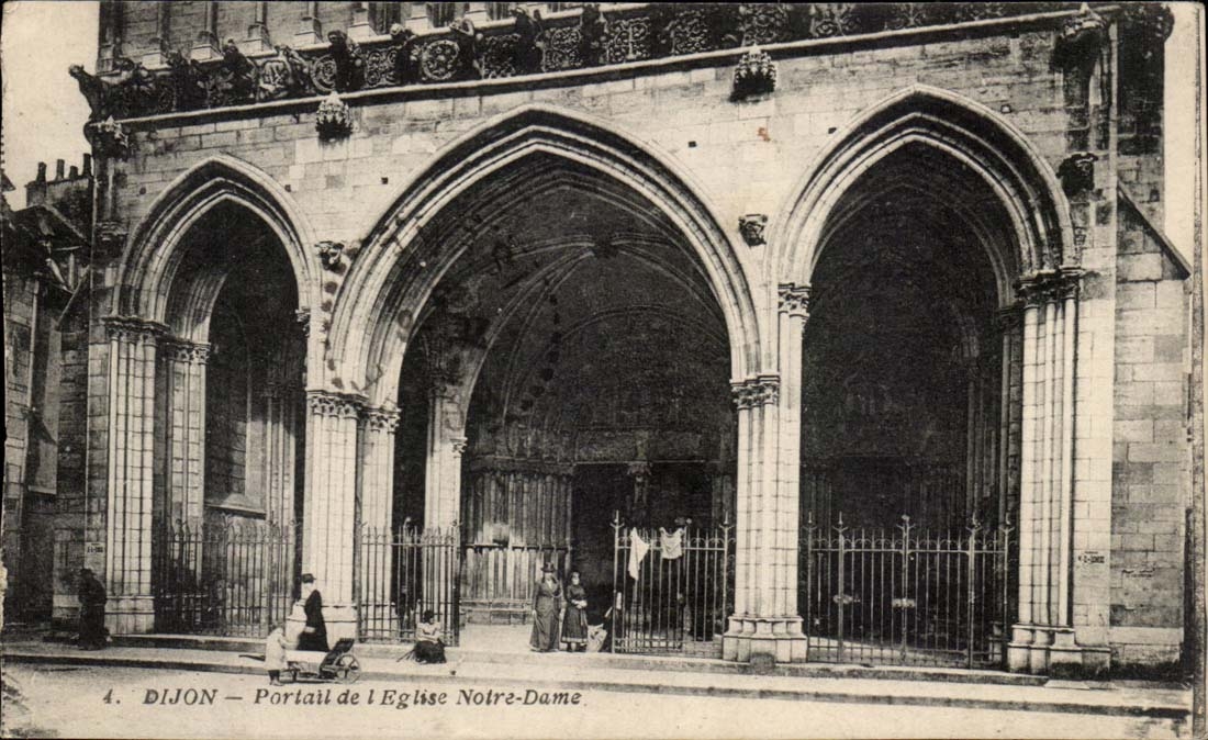 CPA Dijon portail de l'eglise Notre Dame