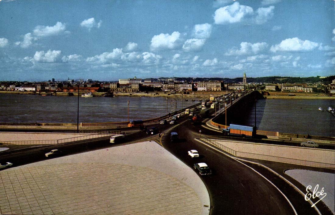 Le Pont de Pierre, la nouvelle entrée du Pont, au fond La Bastide — Élécé