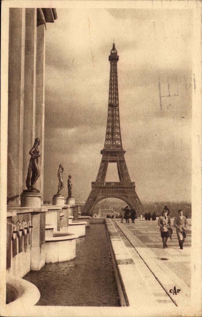 Paris CPA La Tour Eiffel et la terrasse du palais de Chaillot
