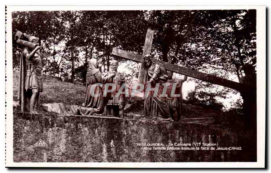 Lourdes CPA Le calvaire (6eme station) Une femme pieuse essuie la face de Jesus Christ