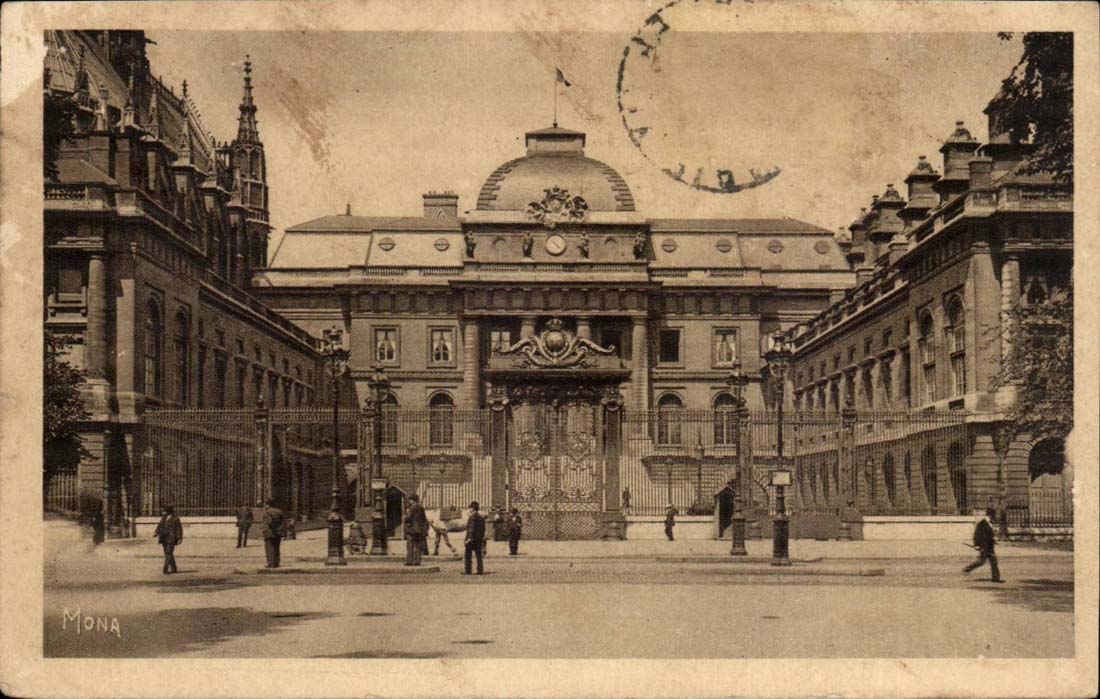 Paris CPA Palais de Justice la courd d'honneur 
