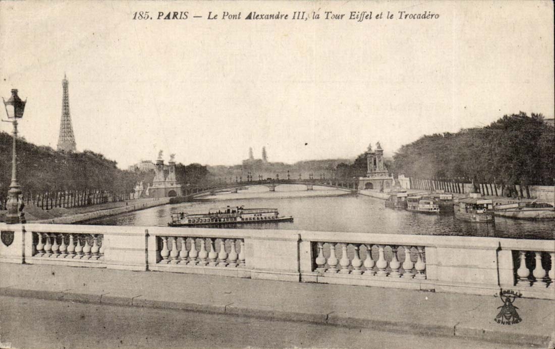 Paris CPA Le pont Alexandre III la Tour Eiffel et le Trocadero