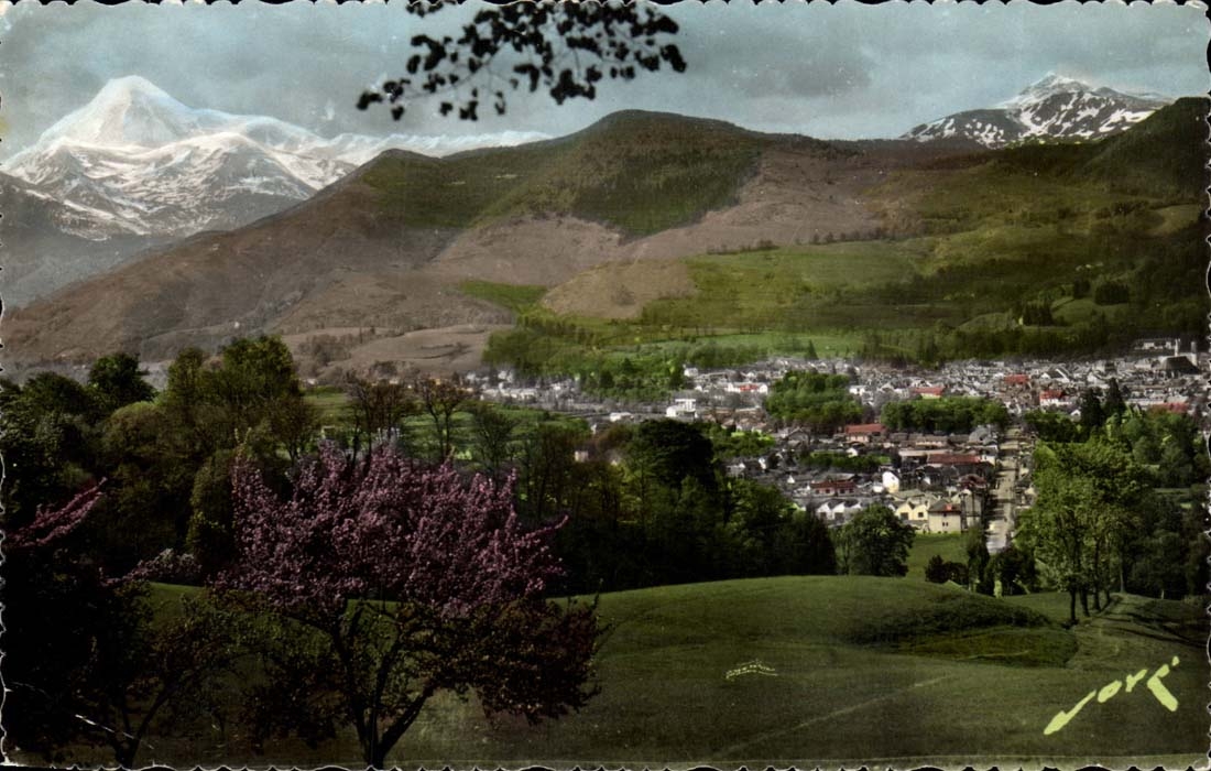 Bagnères-de-Bigorre — algemene uitzicht met de top van het Midi (2877 m) — Uitgave Jove, n° 924