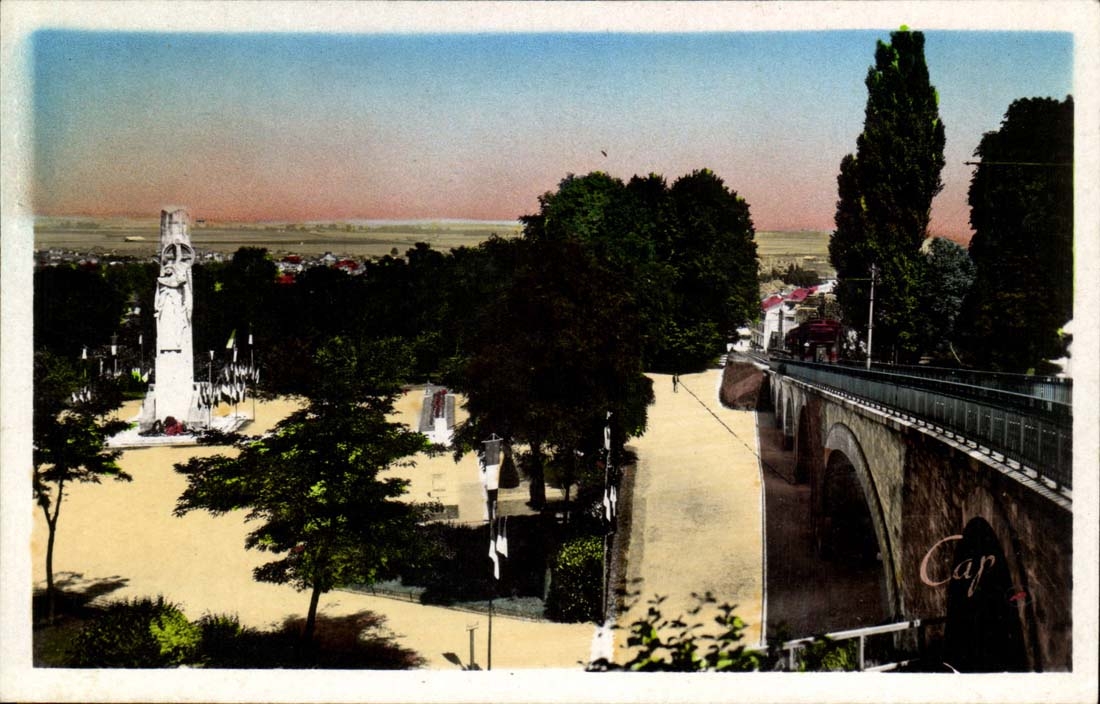 Laon CPA Le funiculaire et le monument aux morts