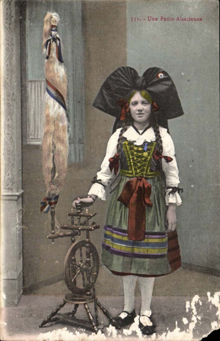 CPA Fantaisie Alsace Lorraine Fileuse Une petite alsacienne