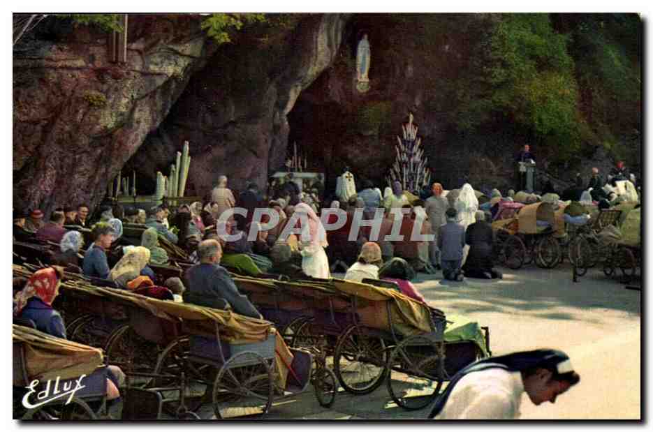 CPM Lourdes Les malades devant la grotte