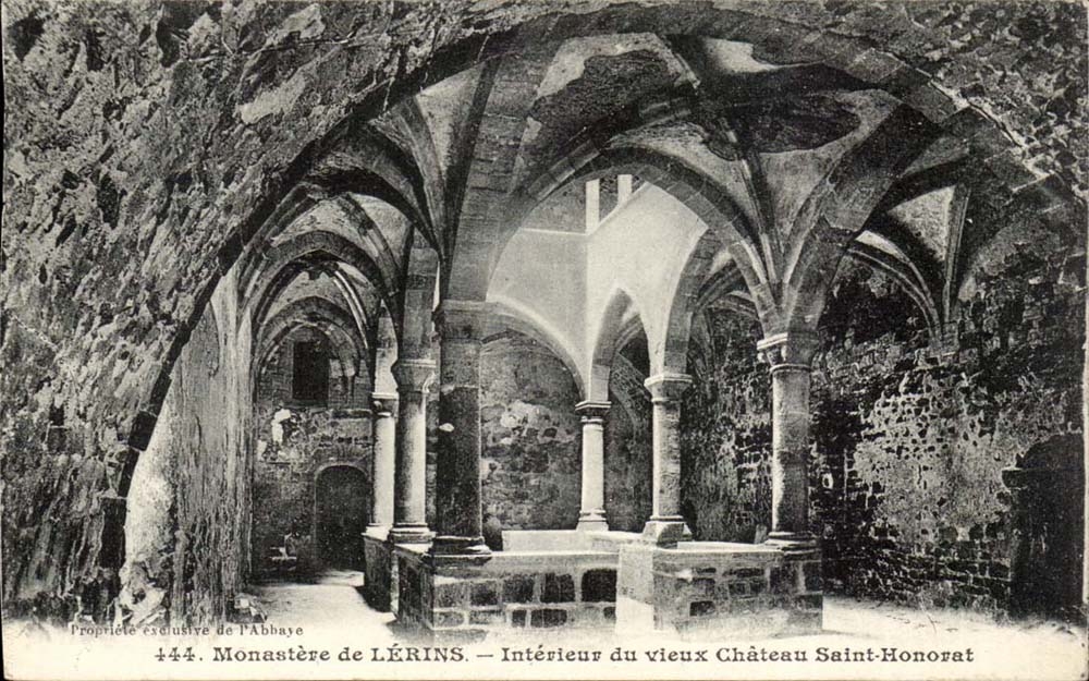 CPA Monastere de Lerins Interieur du vieux chateau Saint Honorat