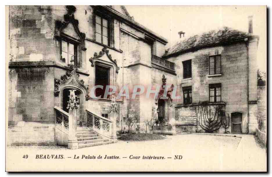 Beauvais — Le Palais de Justice — Cour intérieure — ND