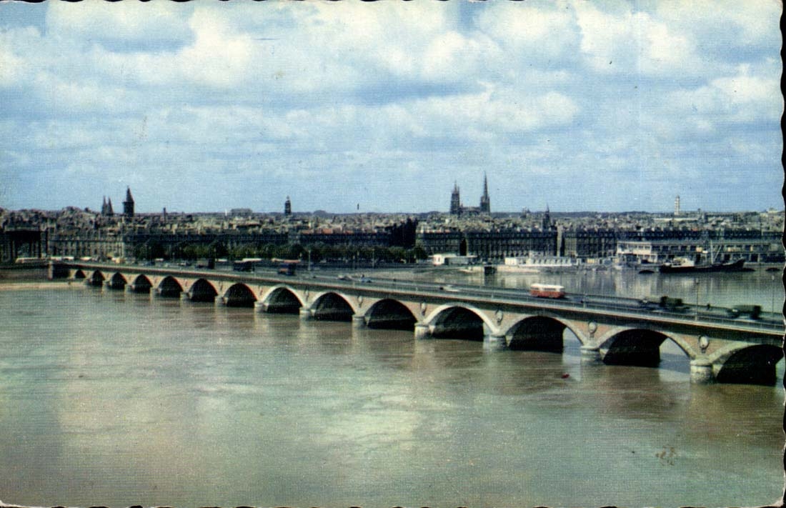 CPA Bordeaux Le pont de pierre Vue generale sur la ville