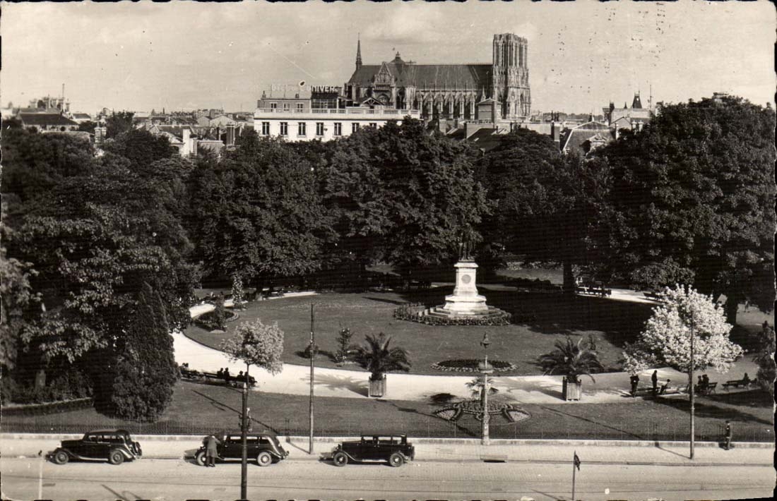 Place du Parc — vue panoramique avec monument central et cathédrale en arrière-plan — Éditions Le Dernier Cri, série 2