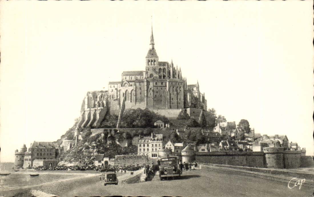 Mont Saint Michel CPA vue prise de al digue par grande maree