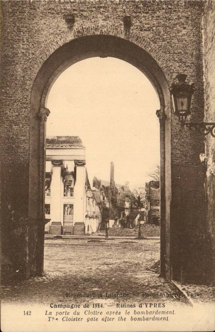 Belgique Belgie CAmpagne de 1914 Ruines d'Ypres CPA La porte du cloitre apres le bombardement 