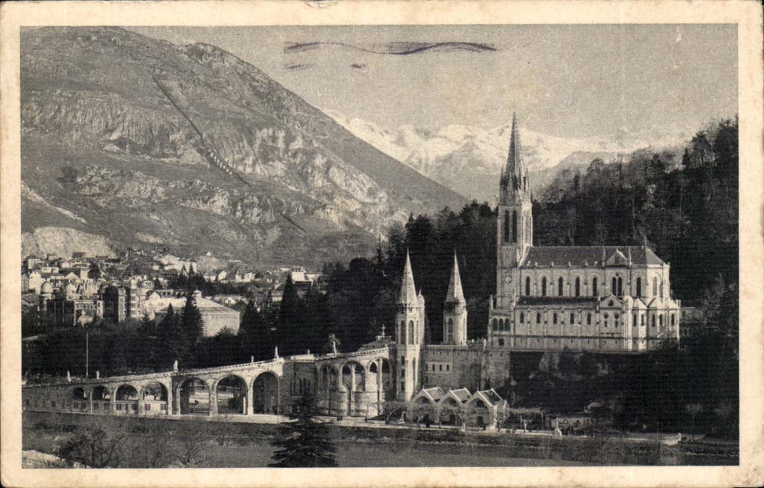 Lourdes CPA La basilique et les montagnes