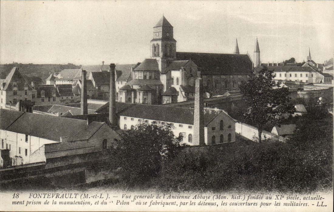Fontevrault CPA Vue generale de l'ancienne abbaye fondee au 11eme actuellement prison de manutention