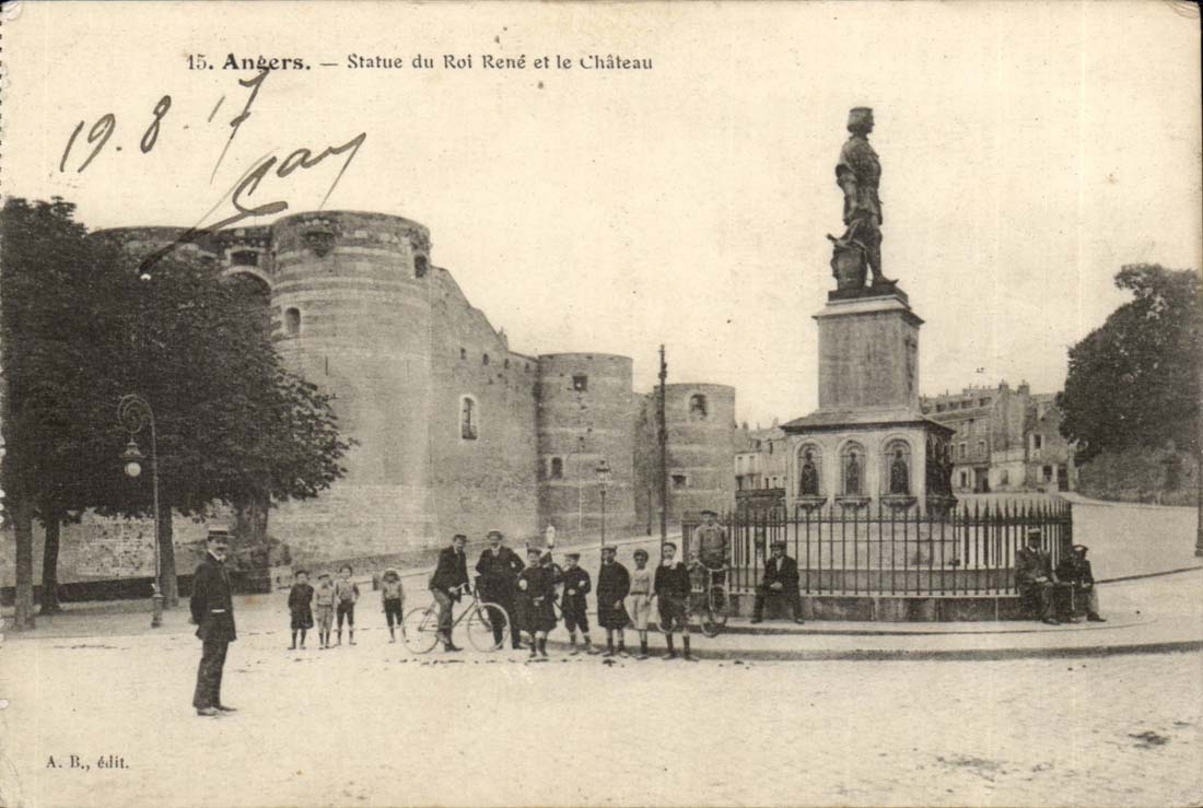 Angers CPA Statue du Roi Rene et le chateau (enfants)