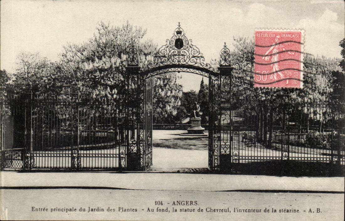 Angers CPA Entree principale du jardin des plantes Au fond la statue de Chevreul l'inventeur de la stearine