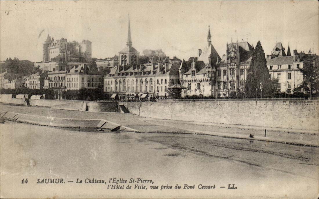 Saumur CPA Le chateau l'eglise St Pierre l'hotel de ville vue prise du Pont Cessart