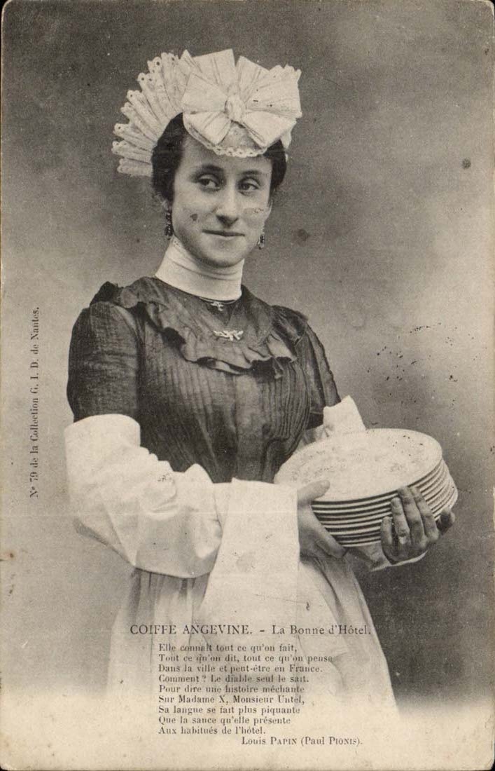 CPA Folklore Costume Coiffe angevine La bonne d'hotel TOP