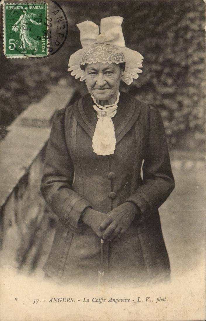 CPA Folklore Costume Angers La coiffe angevine TOP 