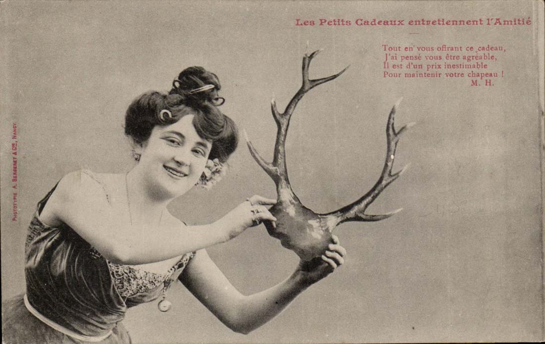 Femme tenant des bois de cerf — Les Petits Cadeaux entretiennent l'Amitié — Phototype A. Berenett & Cie, Nancy