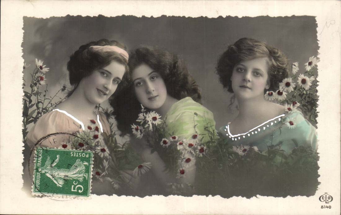 Trois jeunes femmes — décor de fleurs — ELD 8140