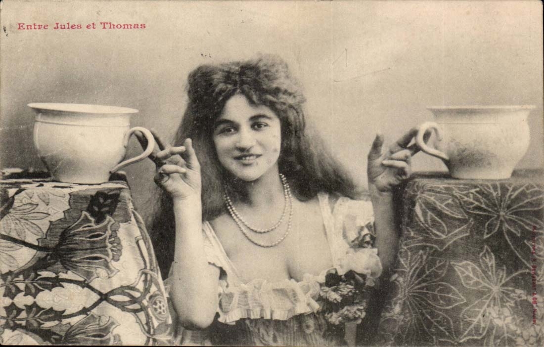 Lächelnde Frau zwischen zwei Teekannen — Zwischen Jules und Thomas — Verlag: 20, avenue de l'Opéra, Paris