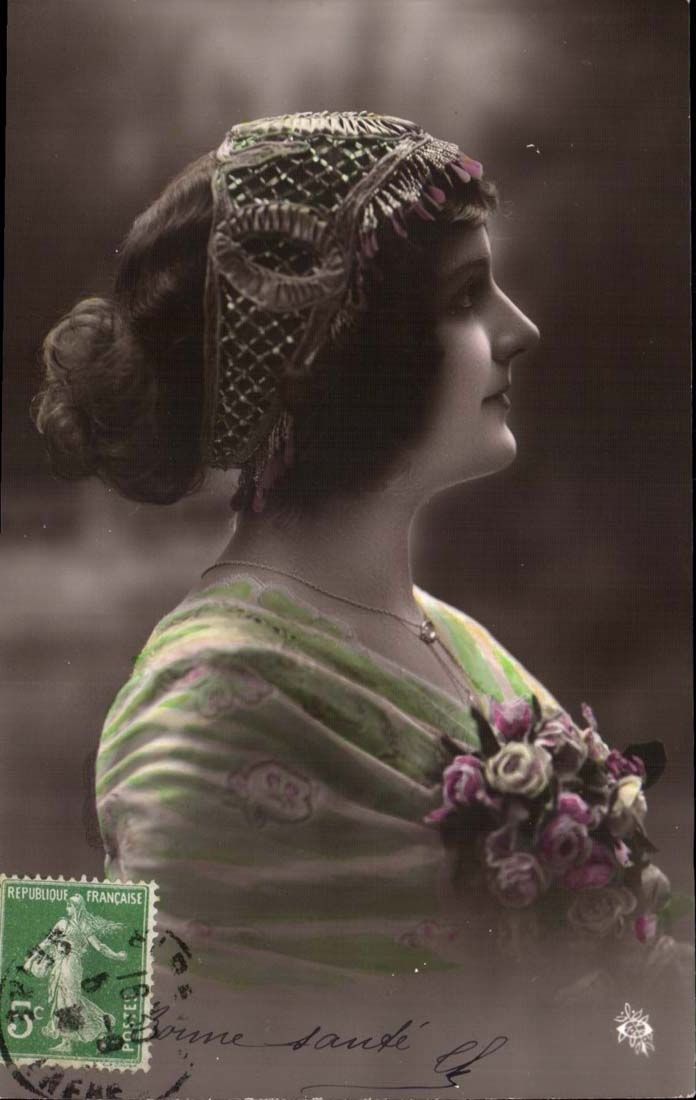 Joven mujer en traje elegante — retrato — editor desconocido
