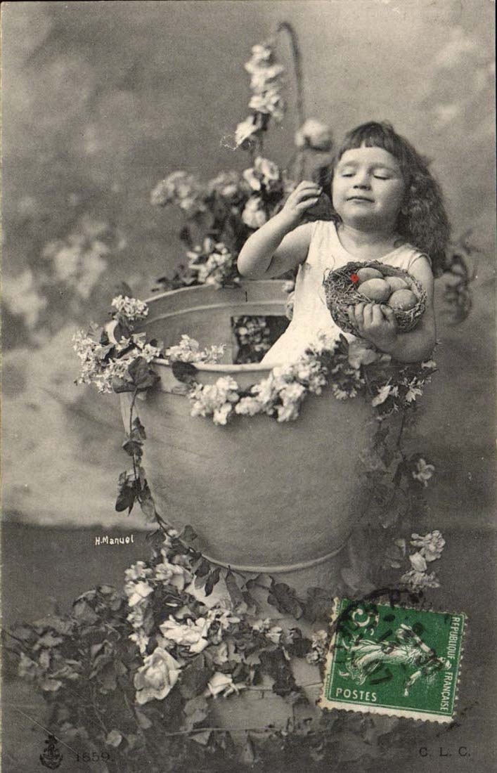 Petite fille dans un seau fleuri — H. Manuel — C.L.C.