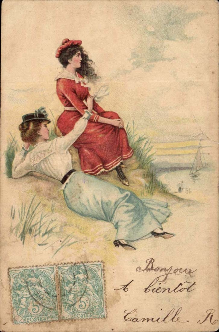 Dos jóvenes mujeres al borde del mar — escena de playa — editor no visible