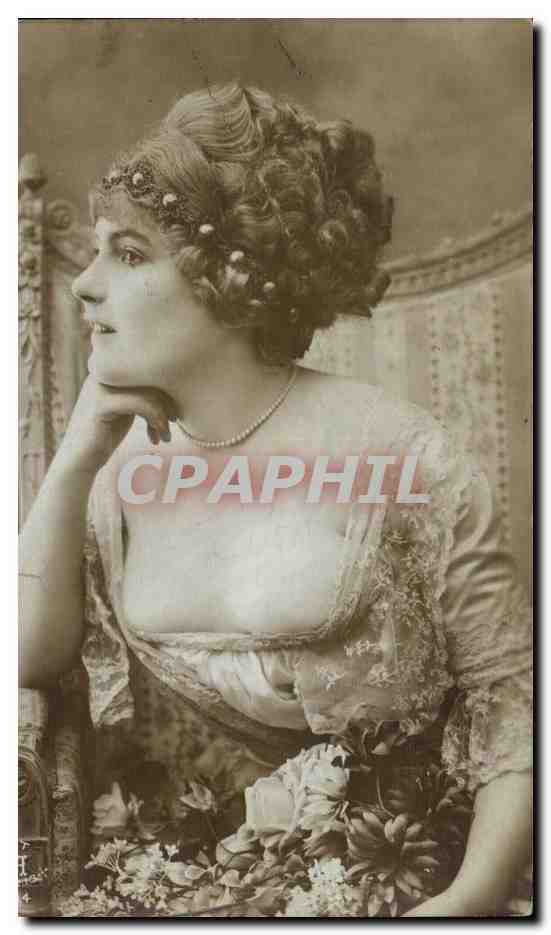 Jeune femme en robe à dentelle — portrait de studio — éditeur inconnu