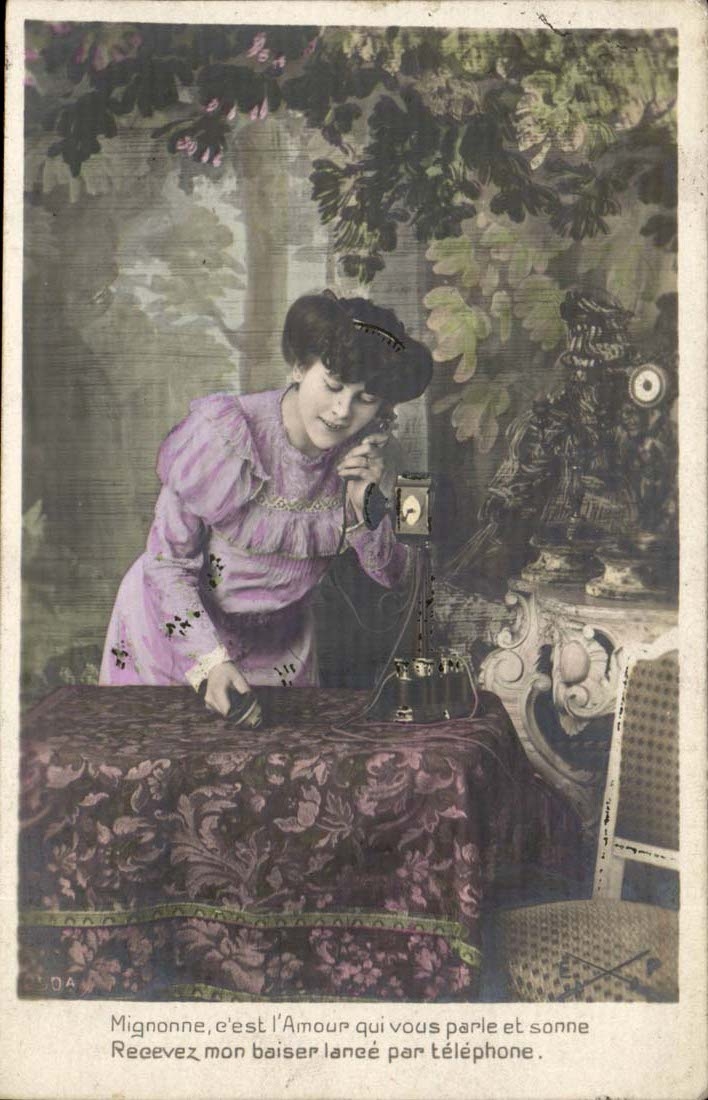 Jeune femme en robe violette recevant un message d'Amour par téléphone — éditeur non identifié, n° 04