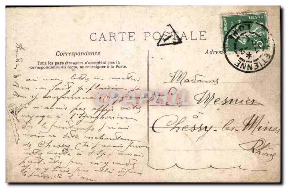 Jeune femme en robe violette recevant un message d'Amour par téléphone — éditeur non identifié, n° 04 — Reverso
