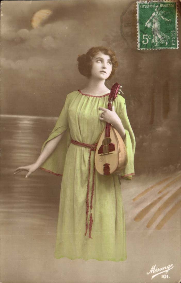 Junge Frau in grünem Kleid mit Mandoline — Nachtszene mit Mond — Verlag Mésangé, Nr. 101