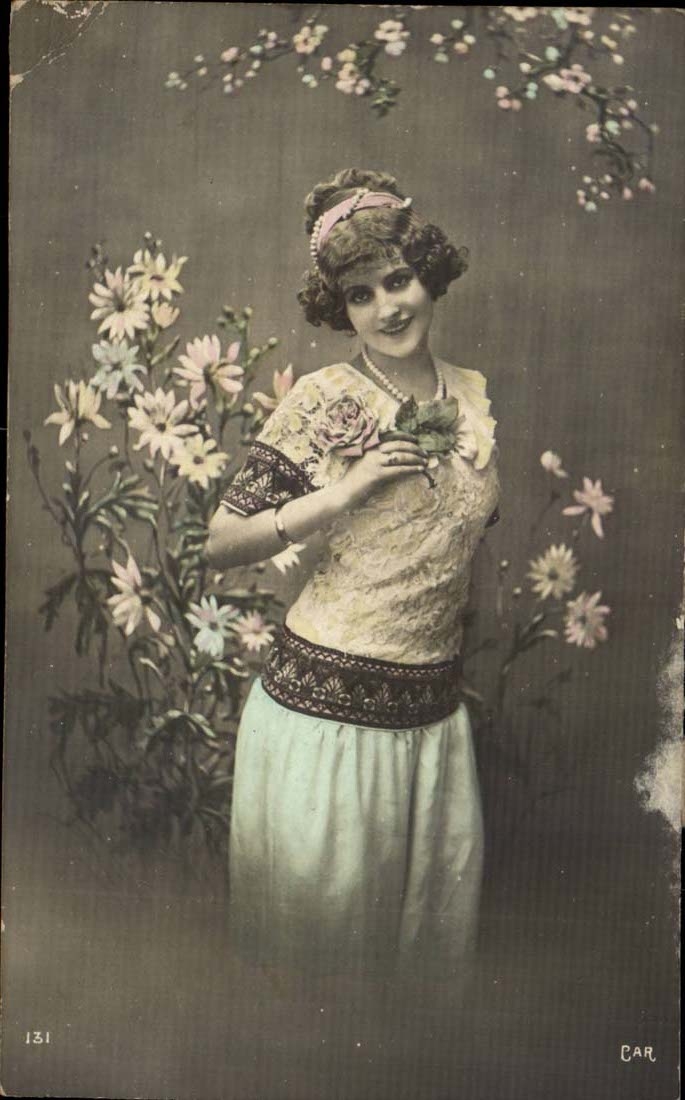 Jeune femme en robe à motifs — décor floral — éditeur CAR, n° 131