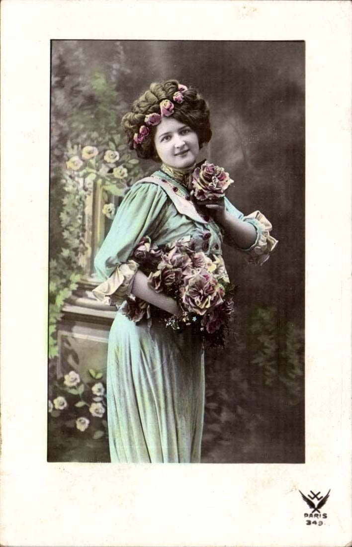 Jeune femme en robe verte avec couronne de fleurs — Paris 349 — éditeur Paris 349
