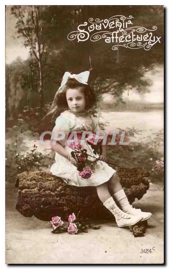 Petite fille assise sur un tronc d'arbre — roses — éditeur Souvenir affectueux n°3124