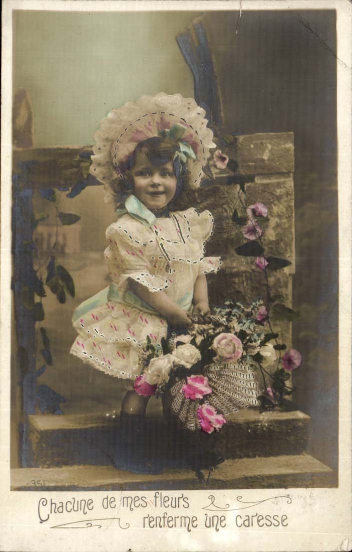 CPA fantaisie Chacune de mes fleurs renferme une caresse (enfant)