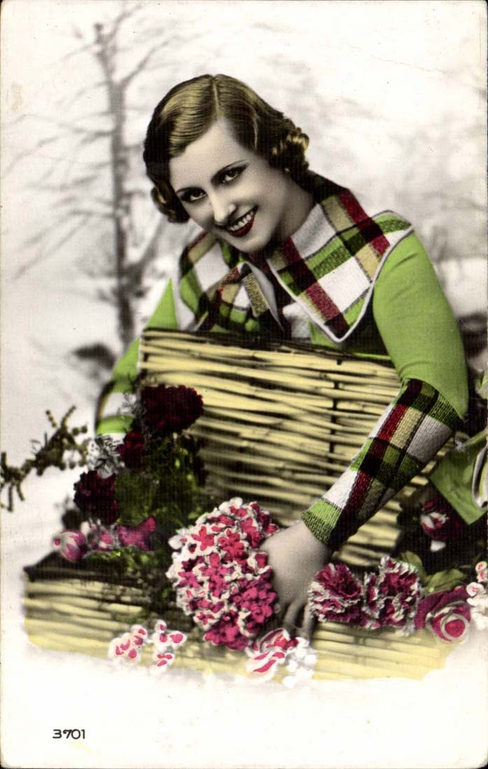 Femme souriante avec panier de fleurs enneigé — éditeur EKO, n° 3701