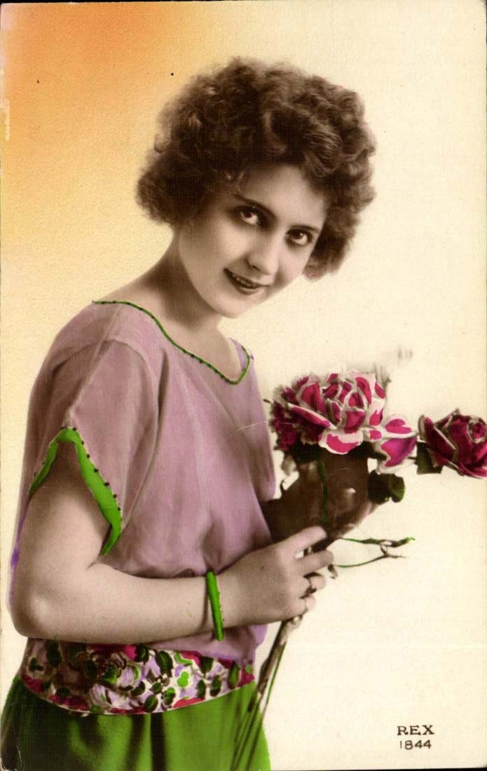 CPA Fantaisie Femme et fleurs 