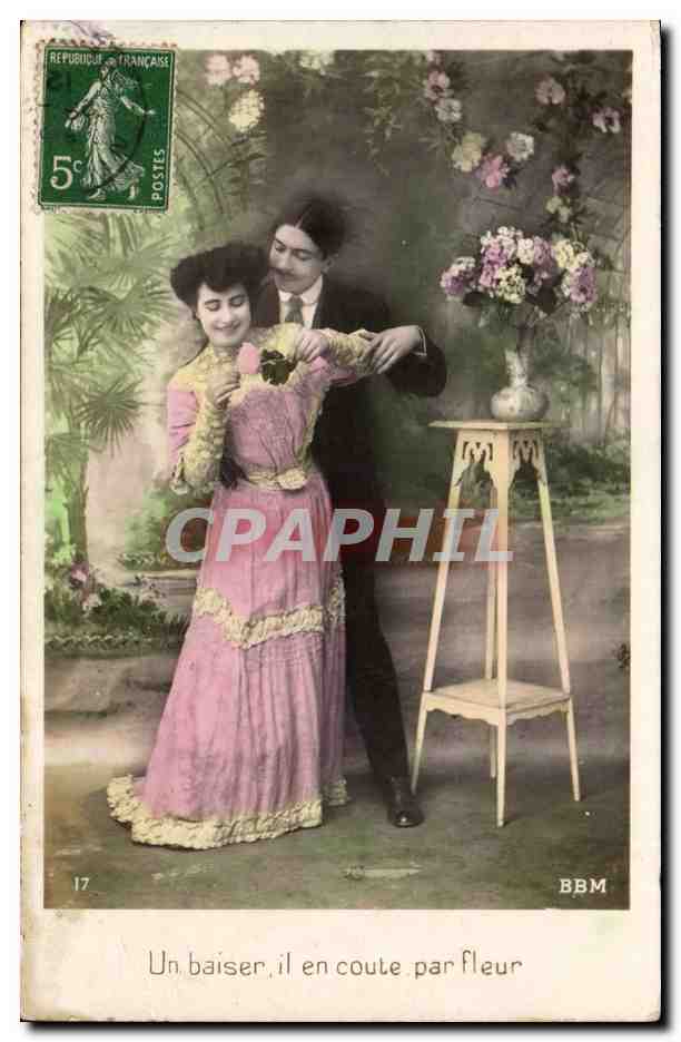 CPA Fantaisie Couple Un baiser il en coule par fleur