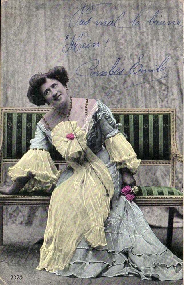 Femme en robe à volants — Émile Cornbes — n° 2375