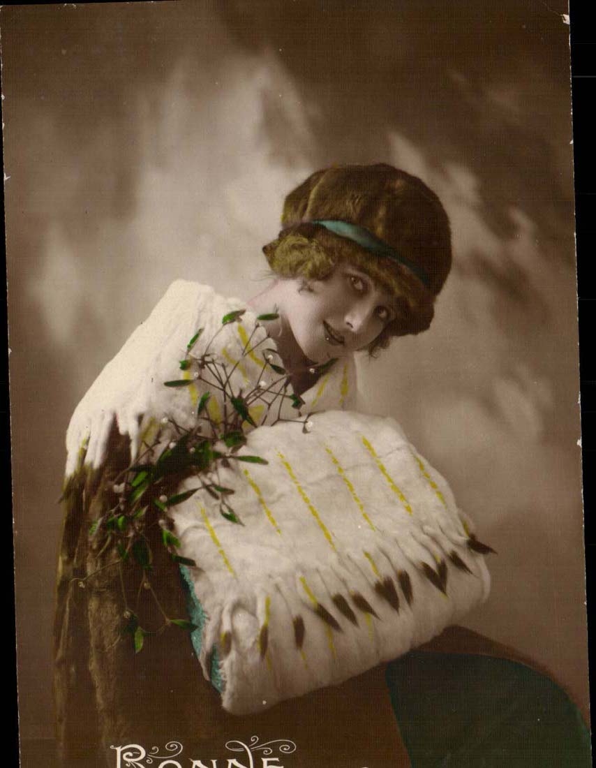 Femme en chapeau à fourrure — tenue hivernale avec branche de gui — éditeur Ronde, série non identifiée