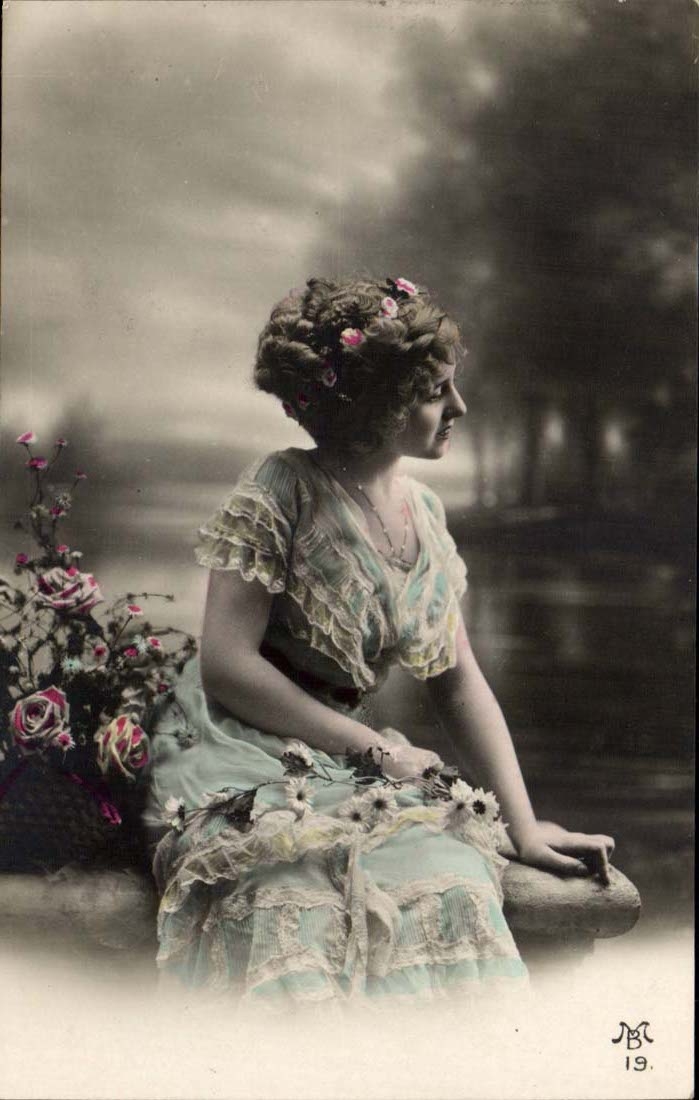 Joven mujer en vestido con volantes — decorado de rosas — J.B. 19.