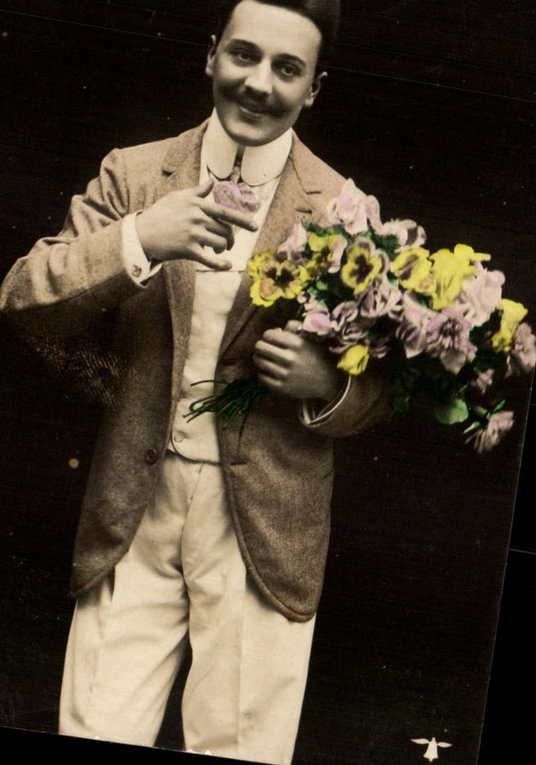 Fantaisie CPA Homme En les regardant je pense a vous (fleurs)
