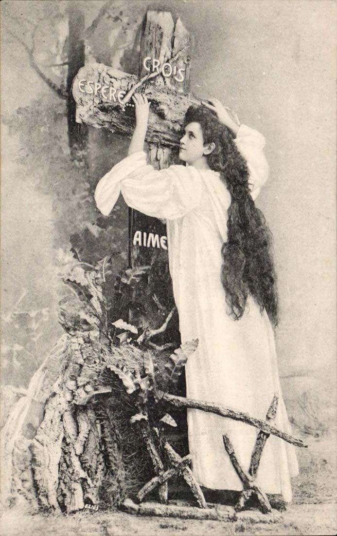 Femme en robe blanche devant un croix en bois — texte 'CROIS ESPERE AIME' — G. I. Paris